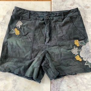 Free People camo embroidered shorts. Size 10